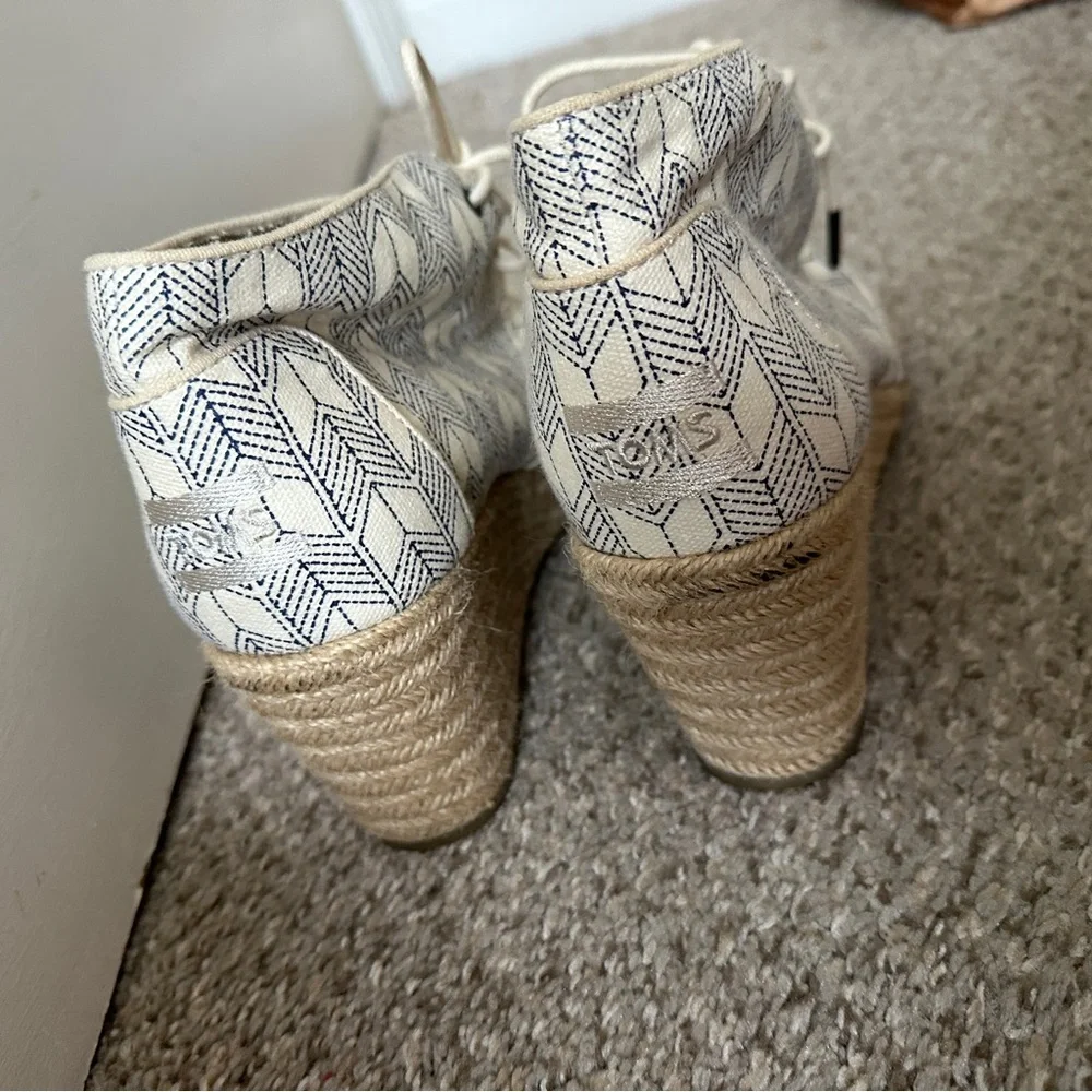 TOMS Desert Chevron Cream Blue Espadrilles Lace-Up Ankle Wedges Women’s Size 9